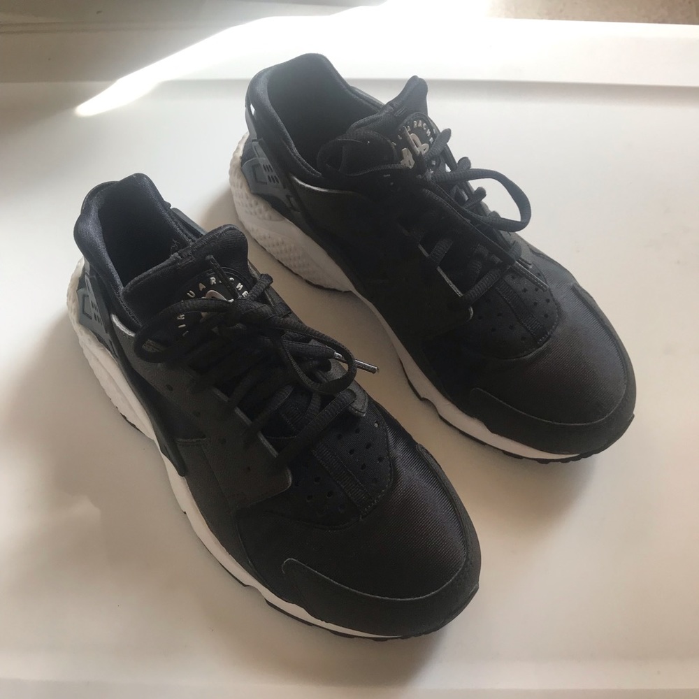 EUC NIKE AIR HUARACHES BLACK AND WHITE SZ 8.5
